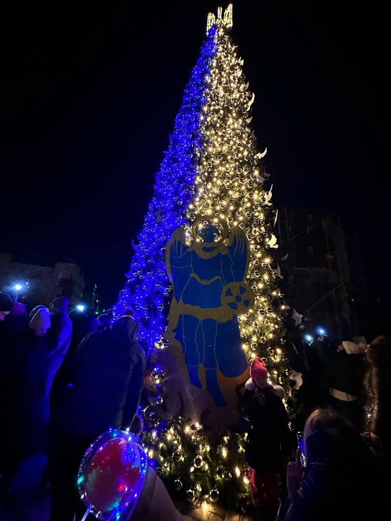 В Киеве зажгли огни на главной елке страны. Ее назвали елкой несокрушимости – фото