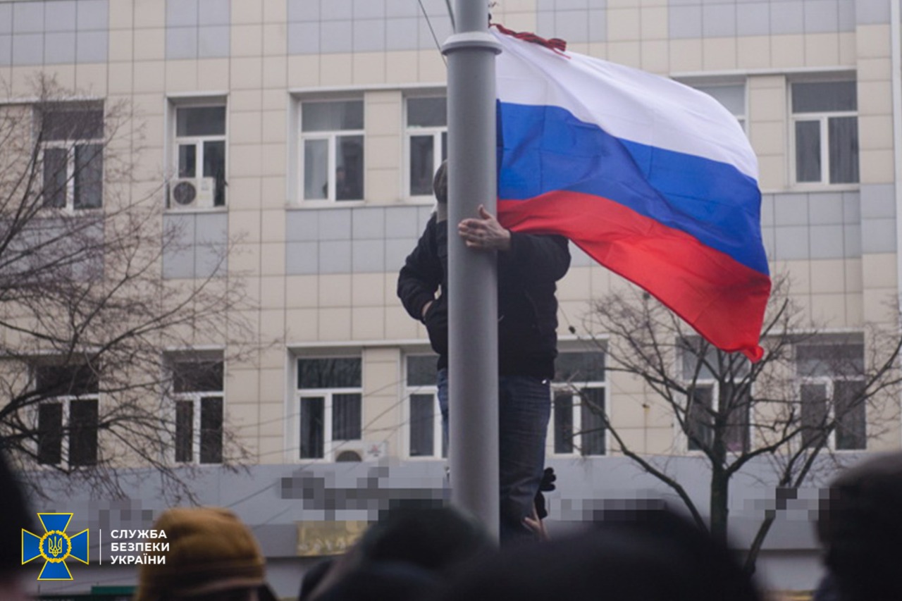 Фото: СБУ Підняв прапор РФ у Харкові 2014-го і переховувався вісім років. СБУ затримала підозрюваного