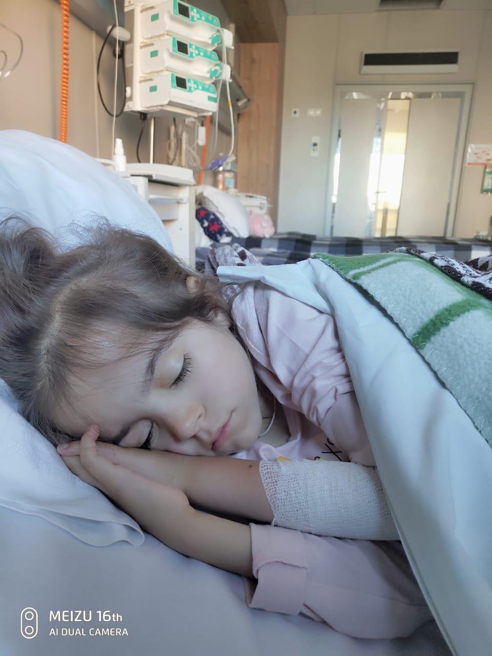 Єдина в Україні: як лікують 8-річну дівчинку з хворобою Німана-Піка