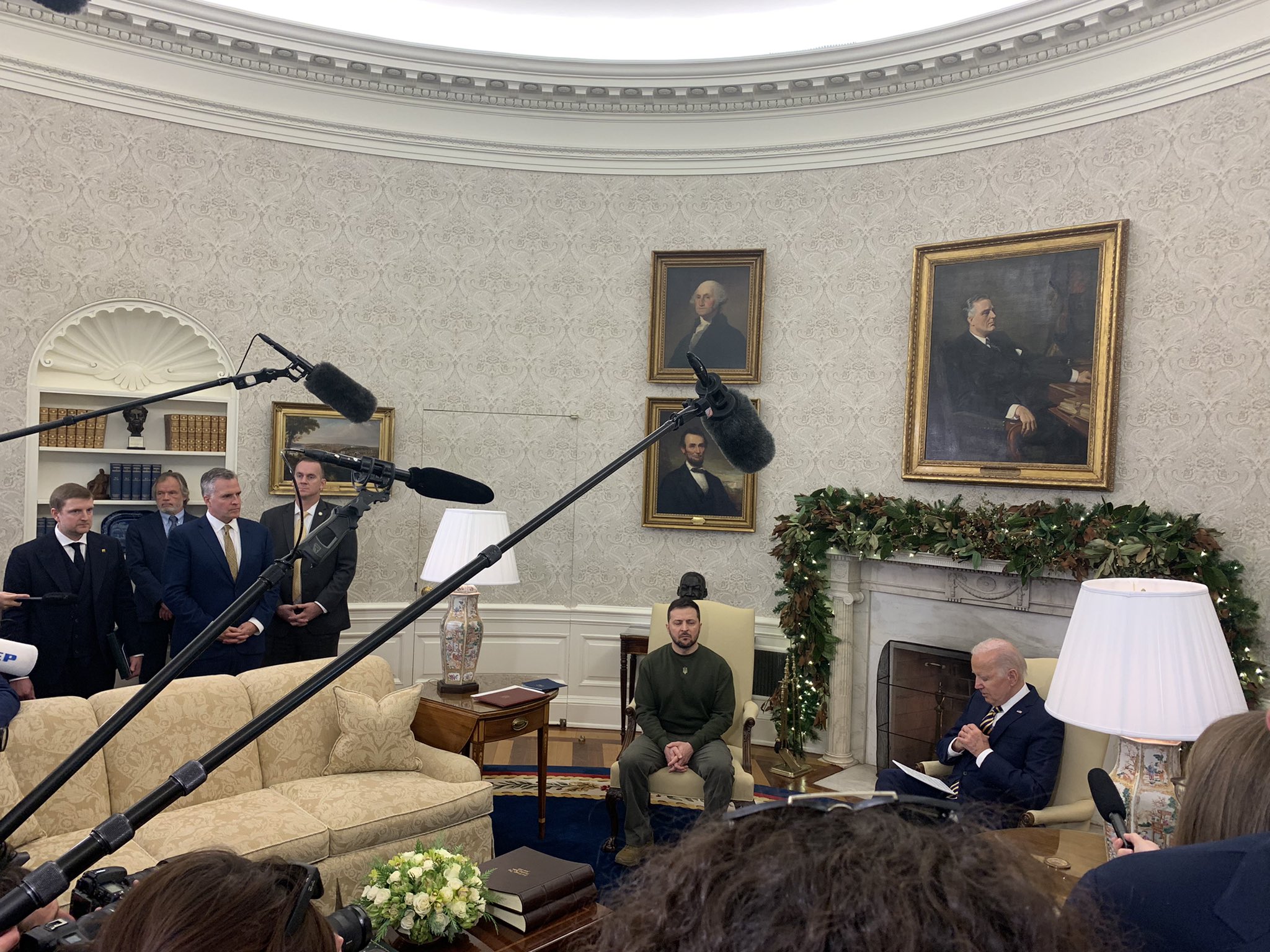 Зеленский и Байден в Овальном кабинете (фото – Twitter Phil Mattingly)