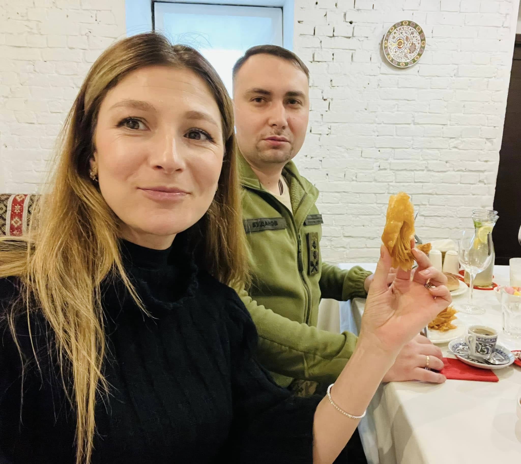 Заместитель министра иностранных дел Эмине Джапарова и Буданов в ресторане ''Мусафир'', 14 декабря 2022 года (фото – Джапарова)