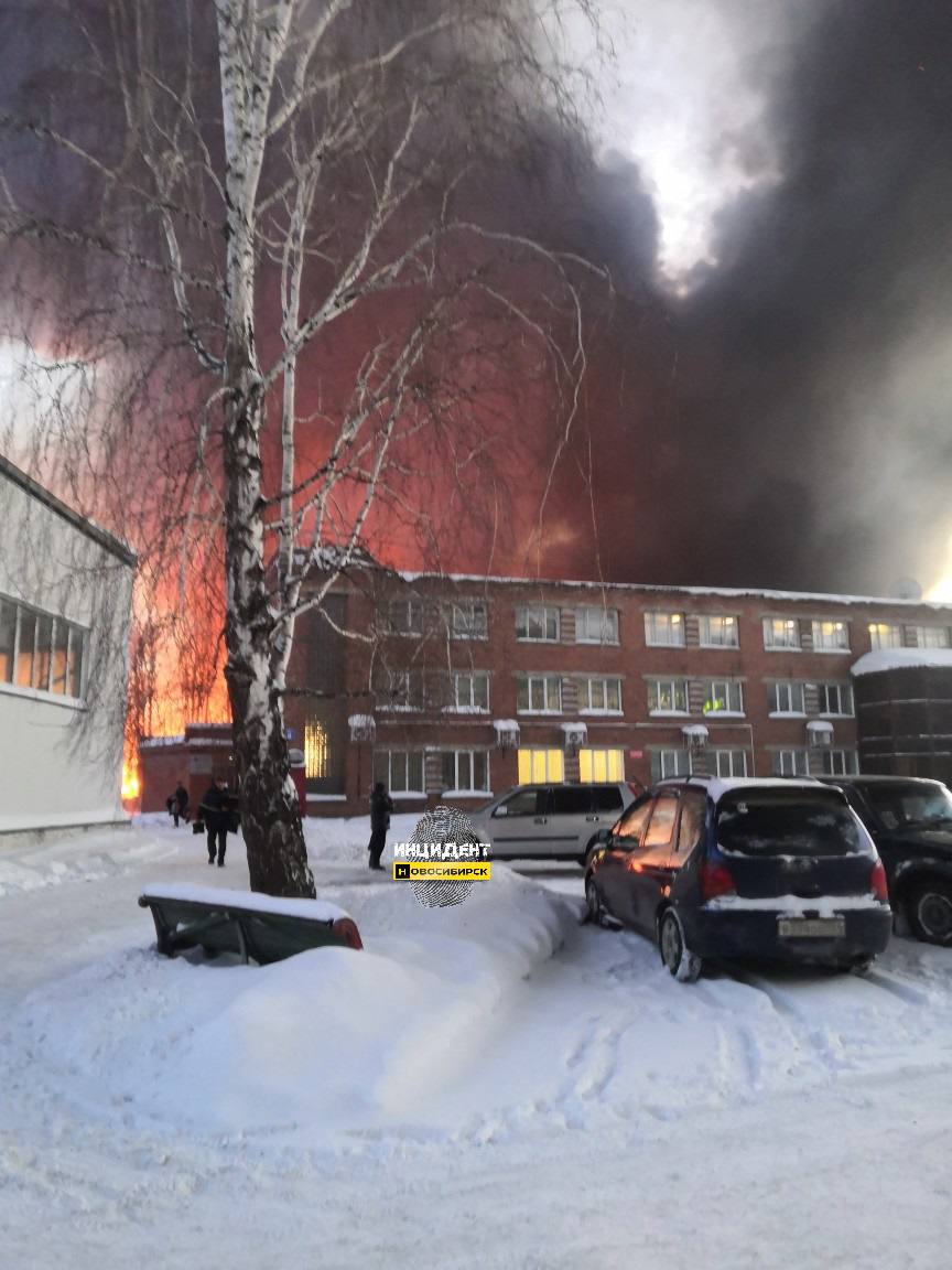 В российском Новосибирске горит склад. Очевидцы сообщали о взрывах – видео