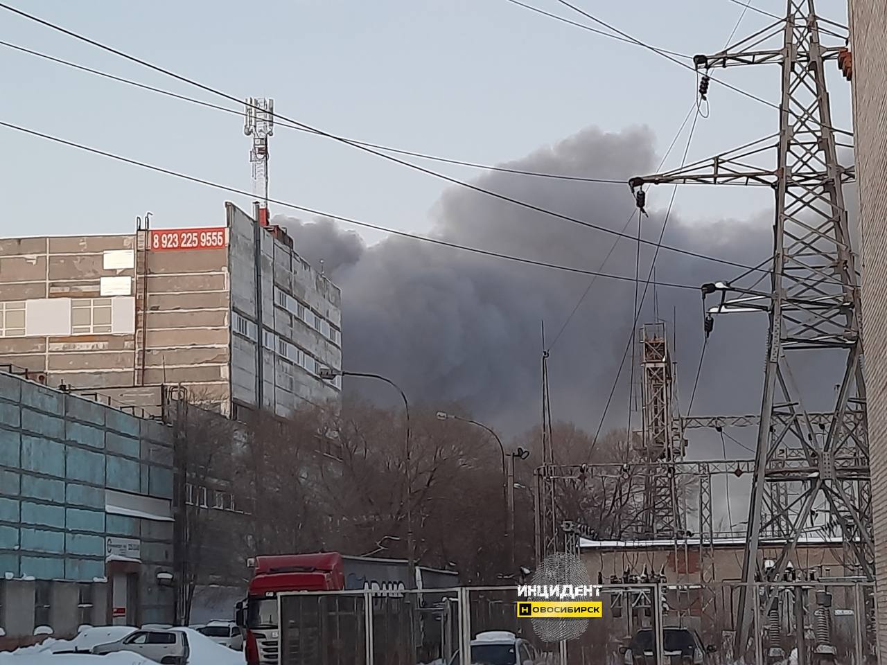 У російському Новосибірську горить склад. Очевидці повідомляли про вибухи – відео