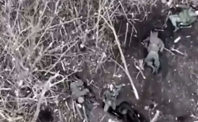 Дрон ЗСУ підірвав окупанта в окопі та зняв, як той добив себе гранатою – відео 18+