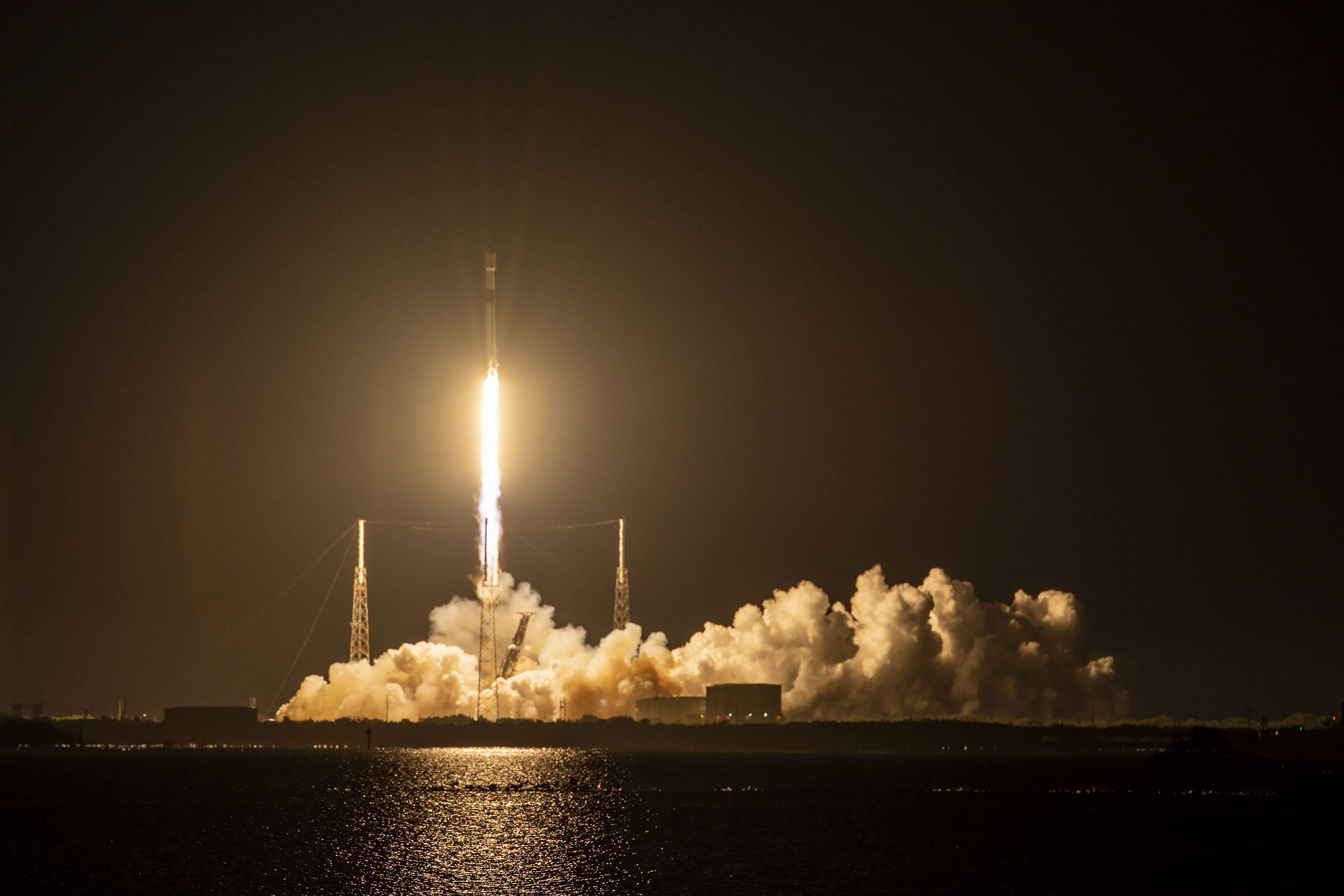 SpaceX вывела на орбиту Starlink 2-го поколения. Они могут раздавать интернет смартфонам