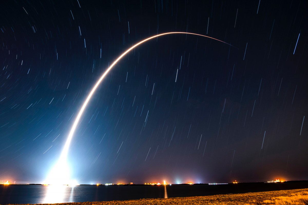 SpaceX вывела на орбиту Starlink 2-го поколения. Они могут раздавать интернет смартфонам