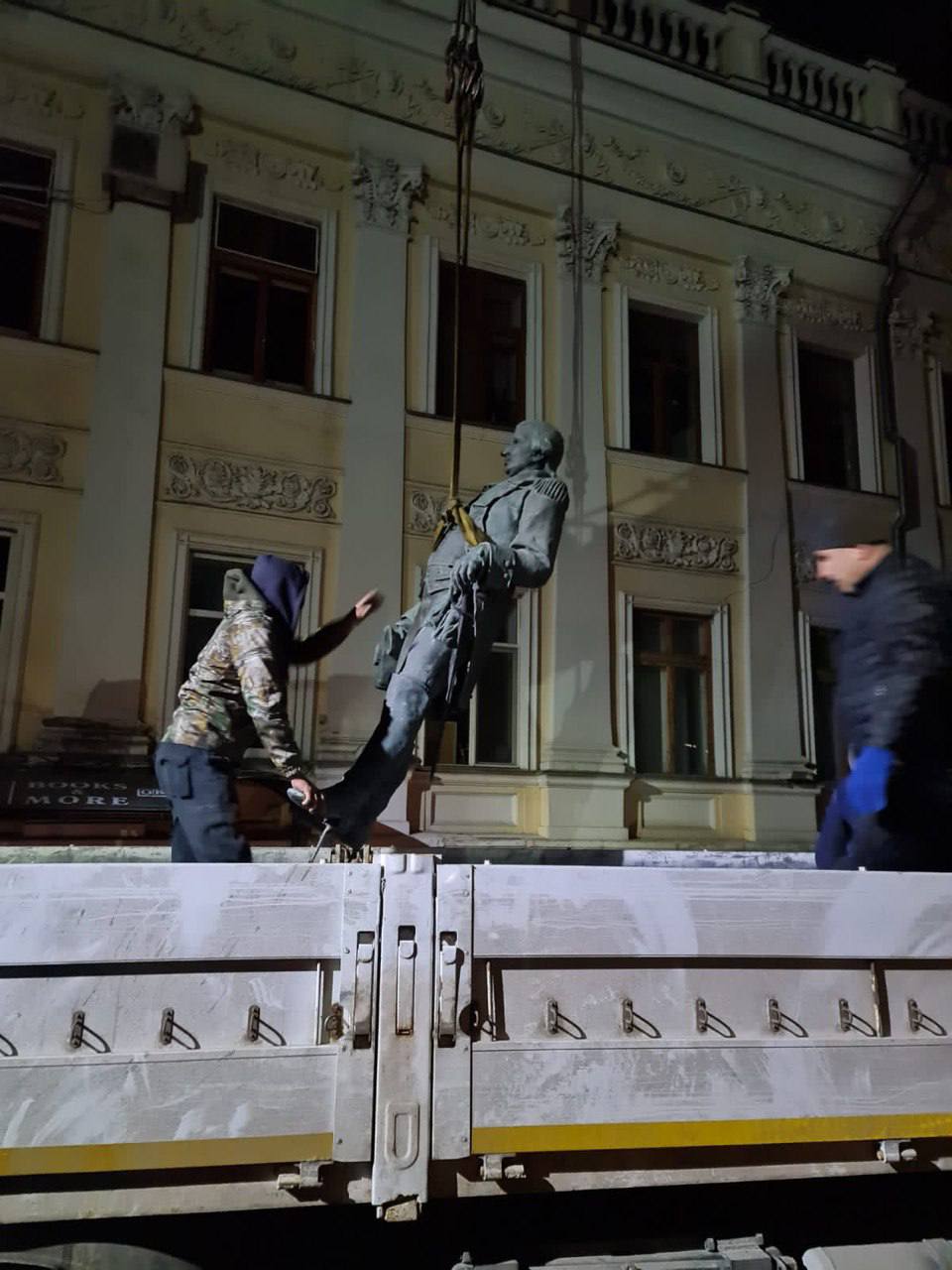 В Одессе демонтировали памятники Екатерине II и Суворову – фото, видео