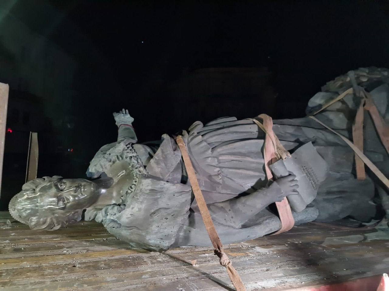 Демонтаж пам'ятника Катерині II (Фото: Телеграм Кирила Тимошенка) В Одесі демонтували пам'ятники Катерині II та Суворову – фото, відео
