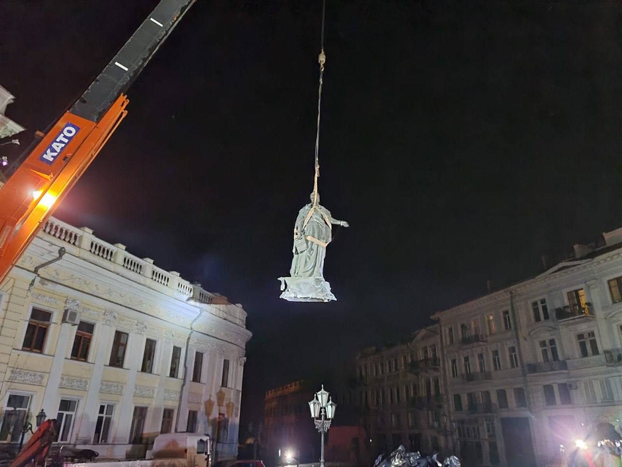 Демонтаж пам'ятника Катерині II (Фото: Телеграм Кирила Тимошенка) В Одесі демонтували пам'ятники Катерині II та Суворову – фото, відео