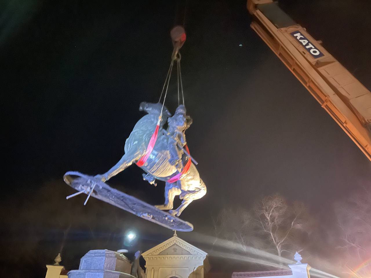 Демонтаж пам'ятника Суворову (Фото: Телеграм Кирила Тимошенка) В Одесі демонтували пам'ятники Катерині II та Суворову – фото, відео