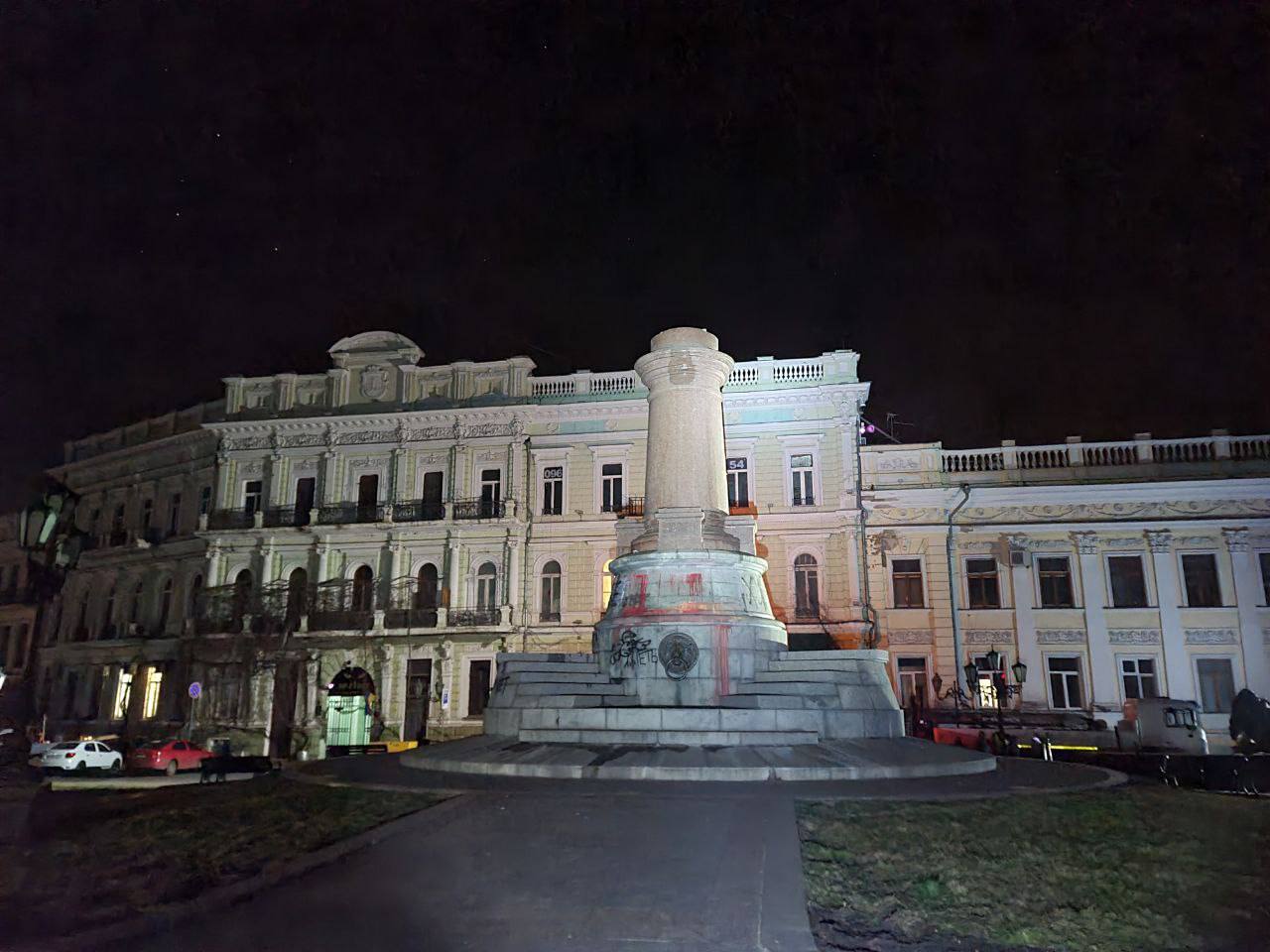 Фото: Телеграм Максима Марченко В Одесі демонтували пам'ятники Катерині II та Суворову – фото, відео