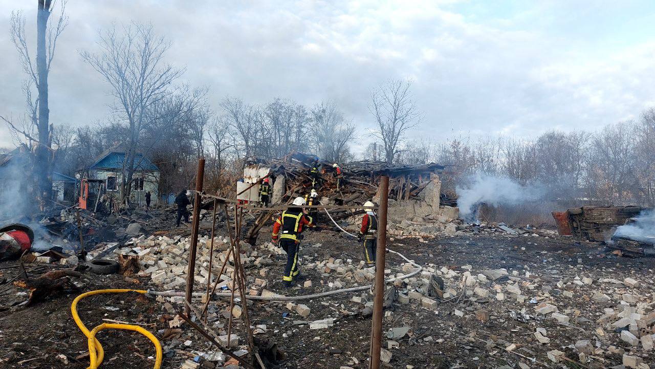 В Киеве прогремели взрывы — работает ПВО, обломки ракеты РФ повредили дом и машину