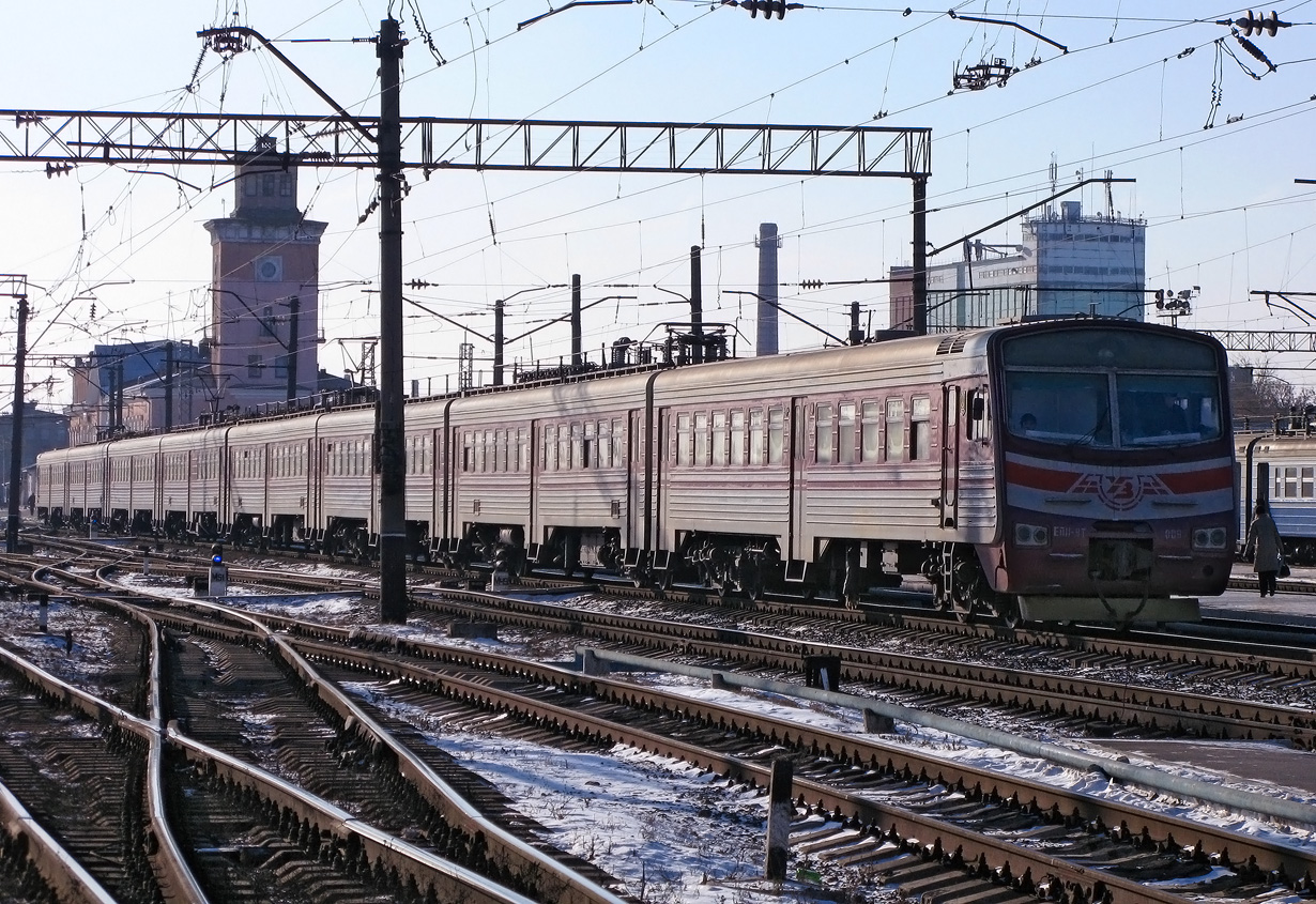 Електропоїзд ЕПЛ9Т-009 до модернізації (Фото – Вікіпедія)