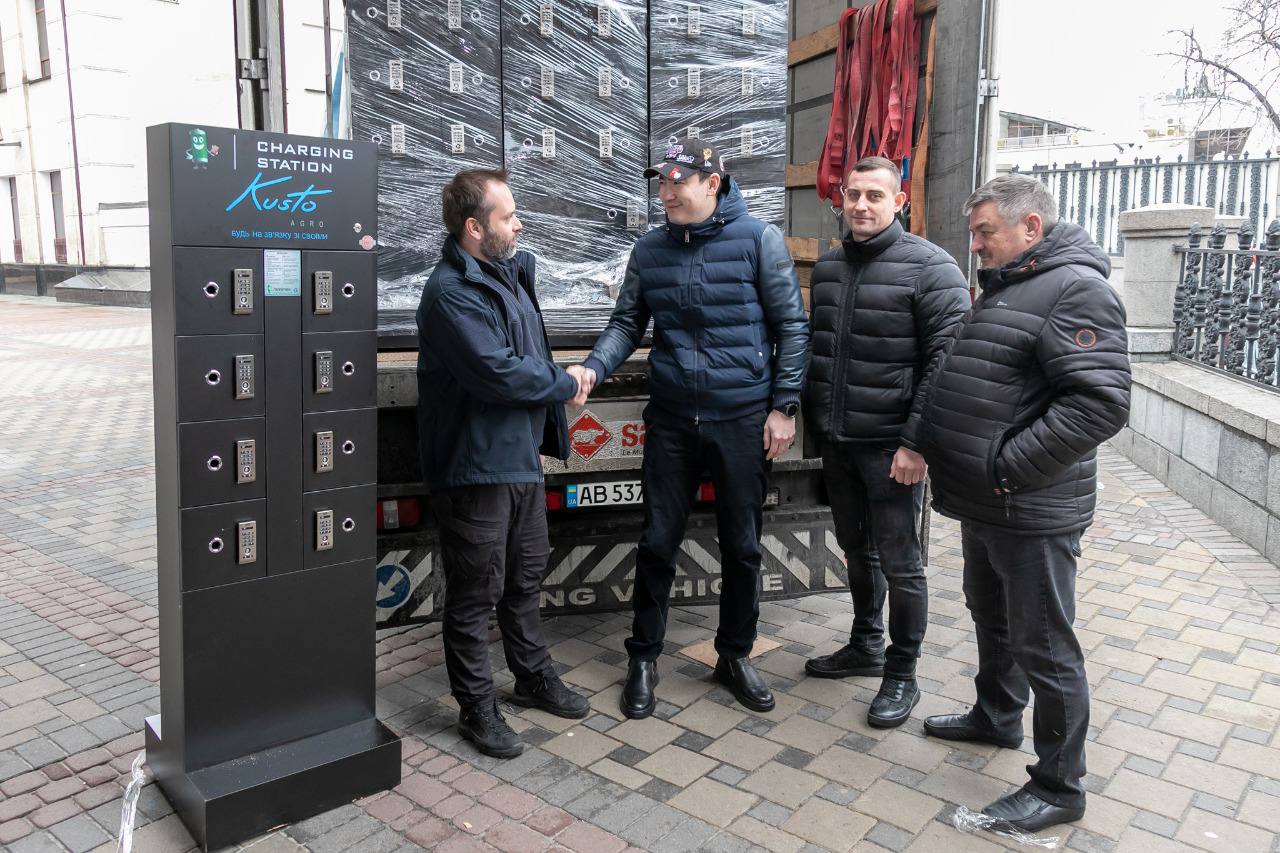 Укрзалізниця устанавливает на вокзалах 100 мощных зарядных станций для гаджетов — фото
