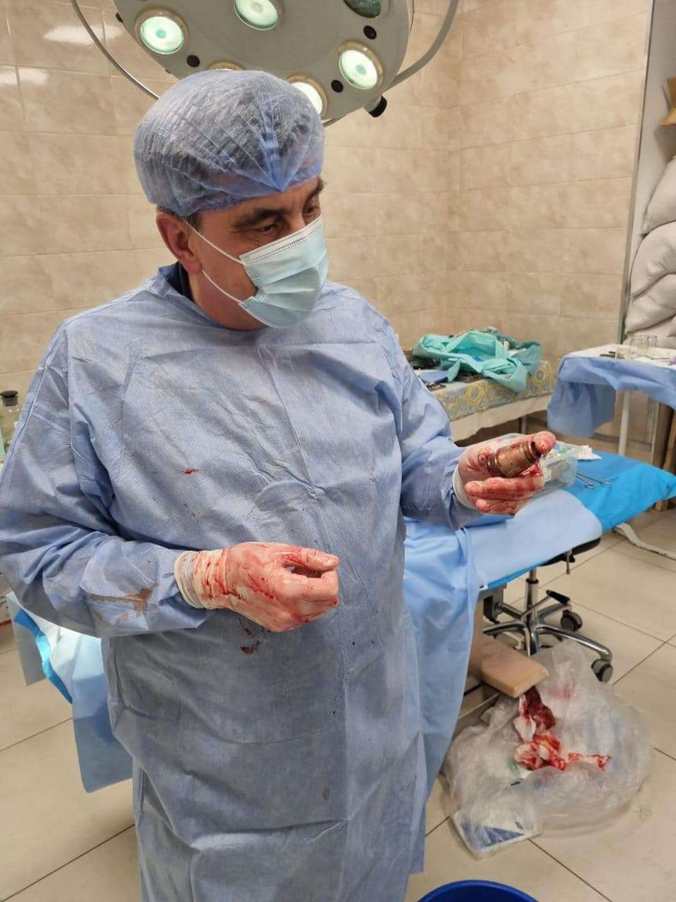 Українські хірурги під наглядом саперів дістали з тіла бійця гранату ВОГ – фото