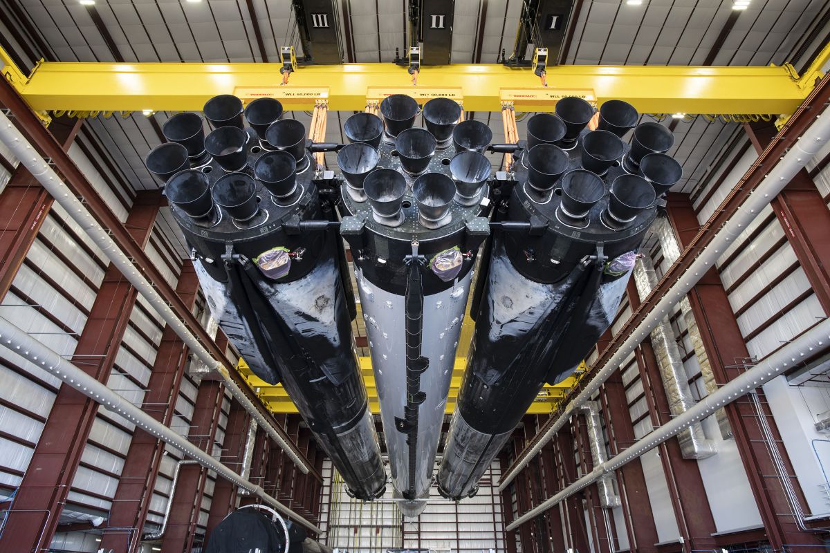 Мощную ракету SpaceX Falcon Heavy протестировали перед запуском на этих выходных – фото