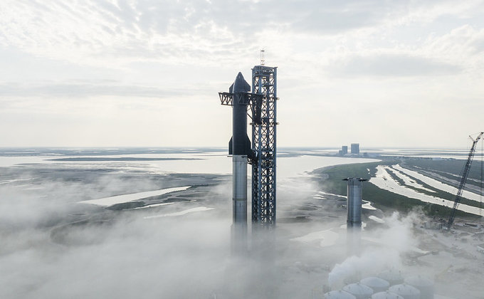 SpaceX показала мощный корабль Starship на стартовой площадке – фото