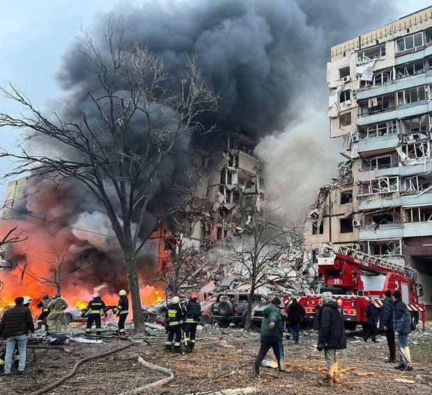 Фото: ОП Россия разбомбила многоквартирный дом в Днепре, под завалами люди – фото, видео