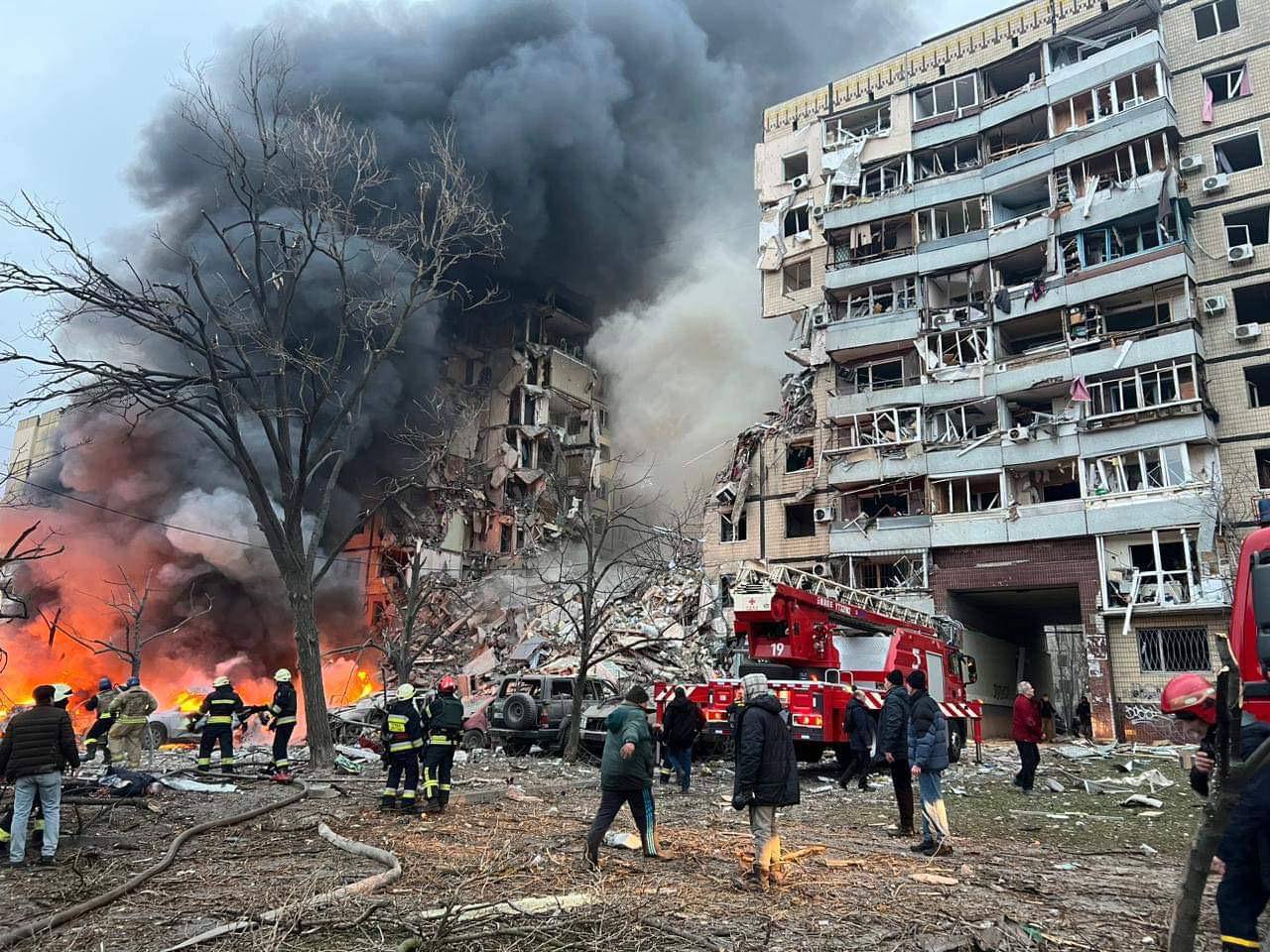 Фото: ОП Росія розбомбила багатоквартирний будинок у Дніпрі, під завалами люди – фото, відео