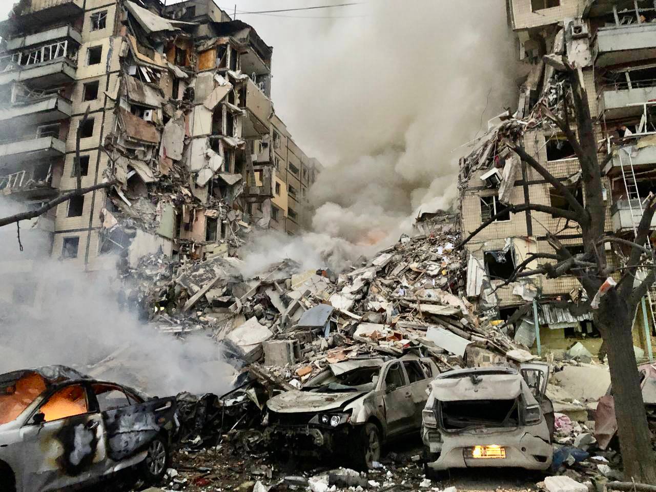 Фото: t.me/dnipropetrovskaODA Росія розбомбила багатоквартирний будинок у Дніпрі, під завалами люди – фото, відео