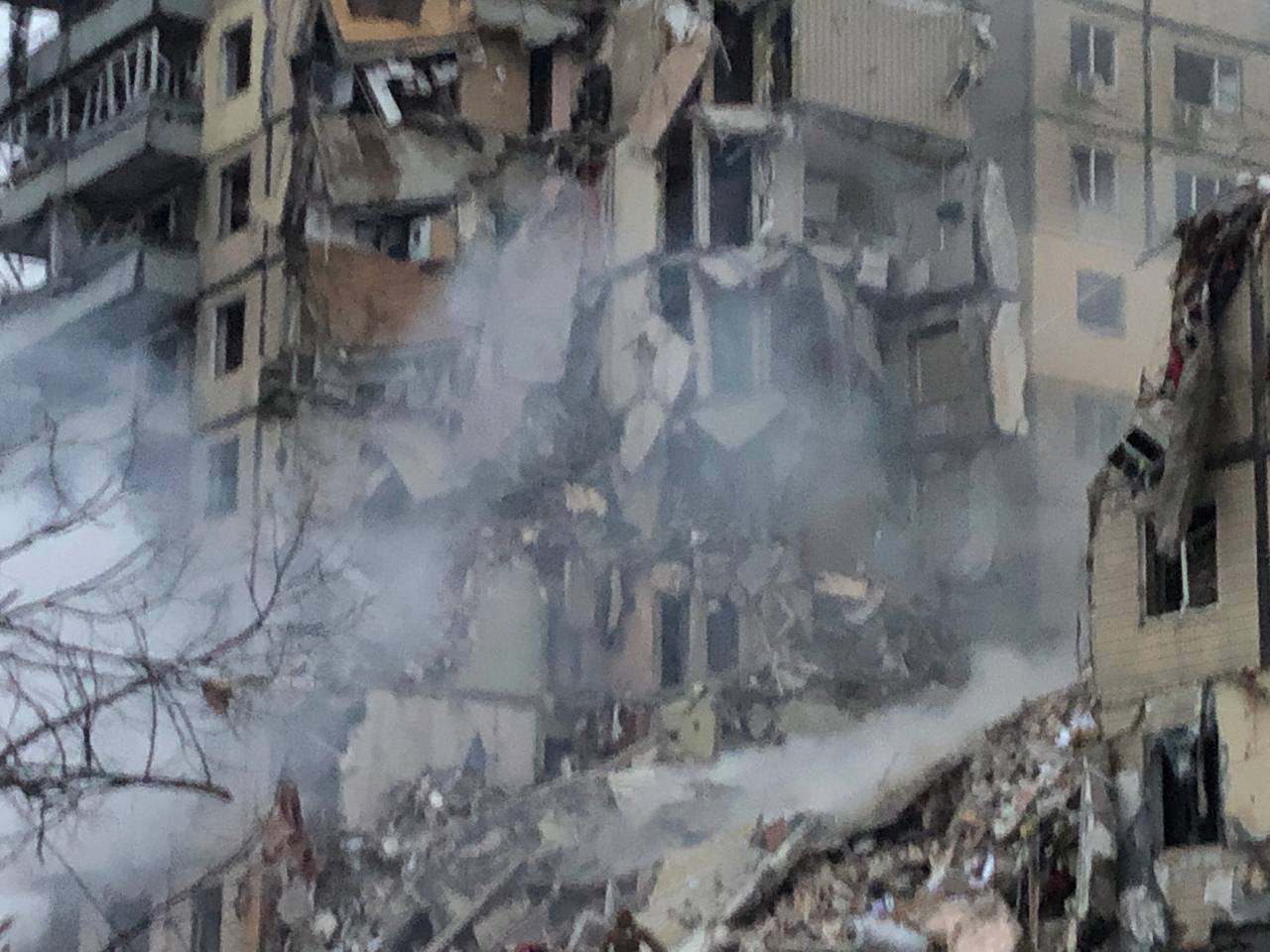 Росія розбомбила багатоквартирний будинок у Дніпрі, під завалами люди – фото, відео