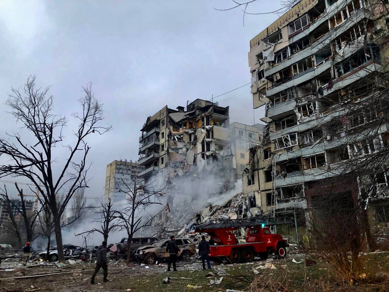 Росія розбомбила багатоквартирний будинок у Дніпрі, під завалами люди – фото, відео