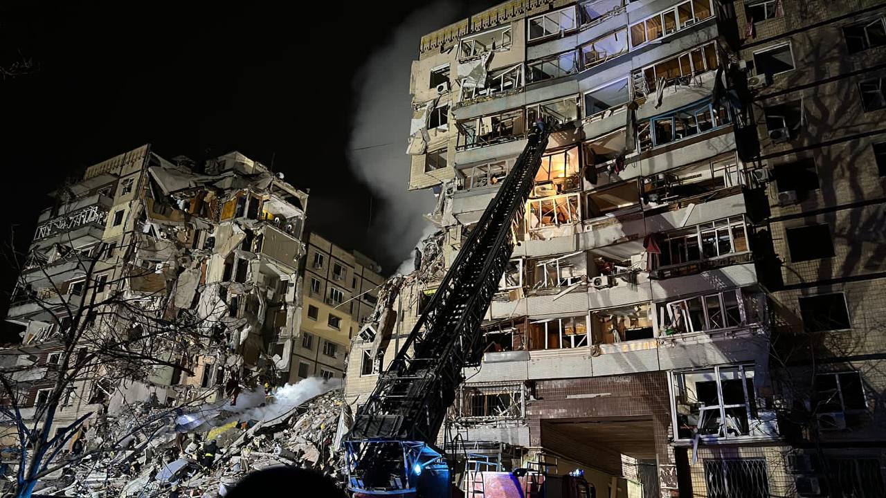 Росія розбомбила багатоквартирний будинок у Дніпрі, під завалами люди – фото, відео