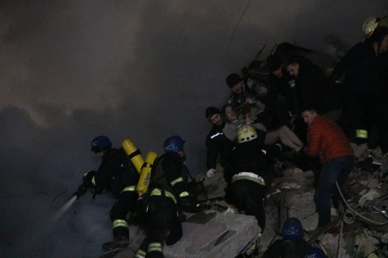 Росія розбомбила багатоквартирний будинок у Дніпрі, під завалами люди – фото, відео
