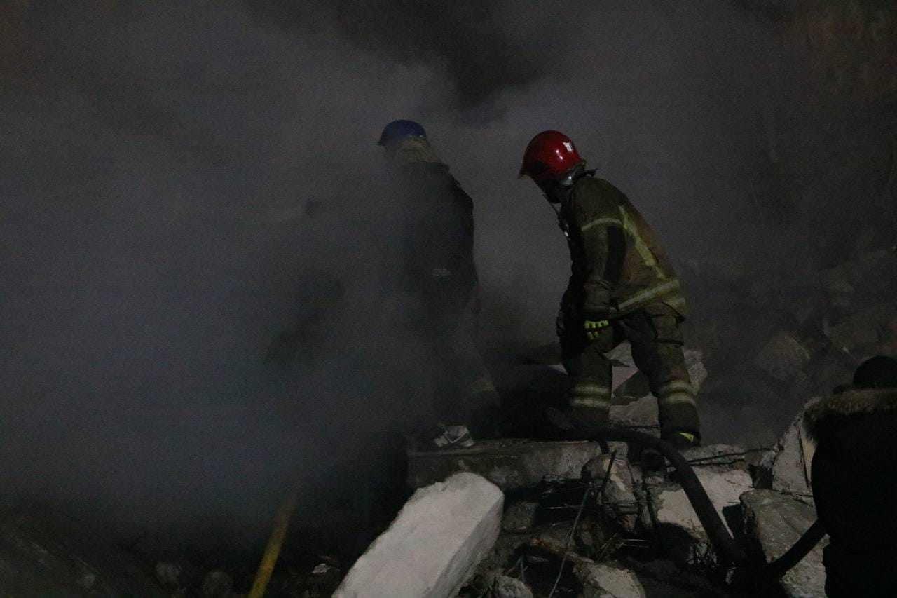 Росія розбомбила багатоквартирний будинок у Дніпрі, під завалами люди – фото, відео