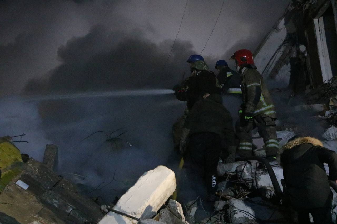 Фото: facebook.com/MNS.GOV.UA Росія розбомбила багатоквартирний будинок у Дніпрі, під завалами люди – фото, відео