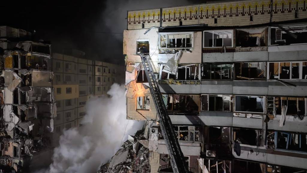 Росія розбомбила багатоквартирний будинок у Дніпрі, під завалами люди – фото, відео