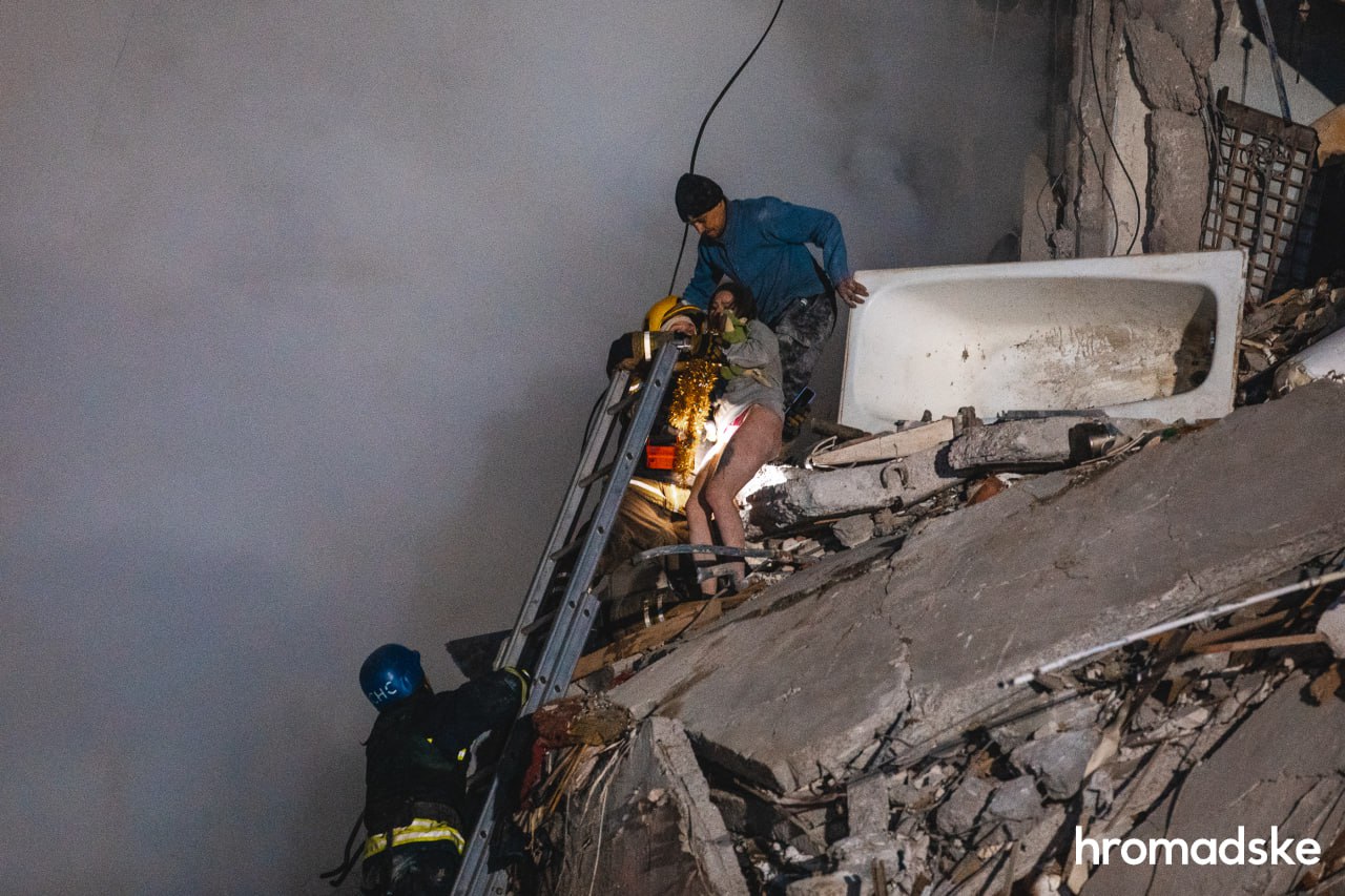 В Днепре спасли девушку, которая ждала помощи на руинах седьмого этажа: фото
