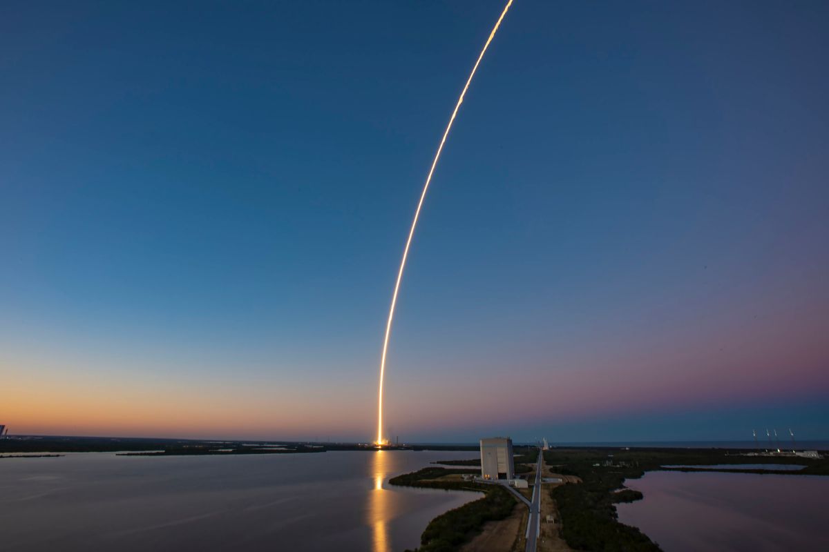 SpaceX запустила мощную ракету Falcon Heavy с военным грузом – фото, видео
