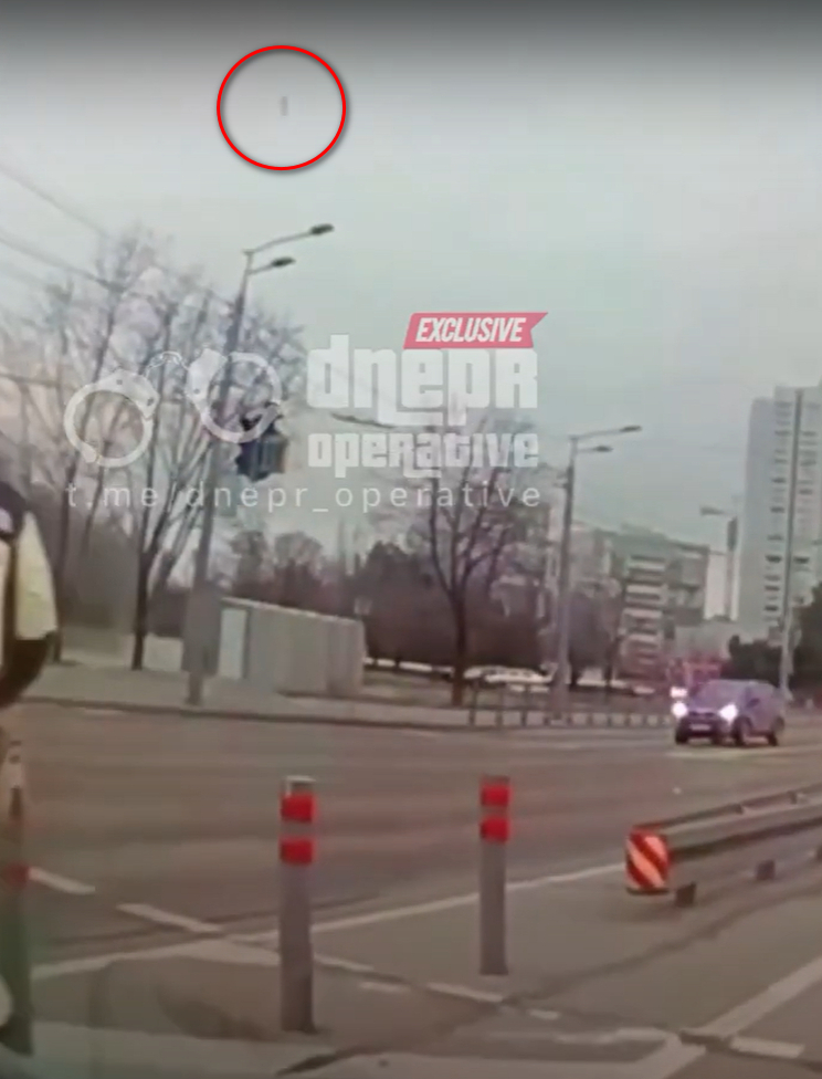 Появилось видео прямого попадания российской ракеты в многоэтажку в Днепре