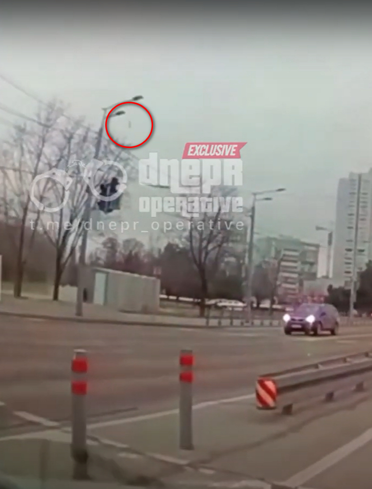 З'явилося відео прямого влучання російської ракети у багатоповерхівку в Дніпрі