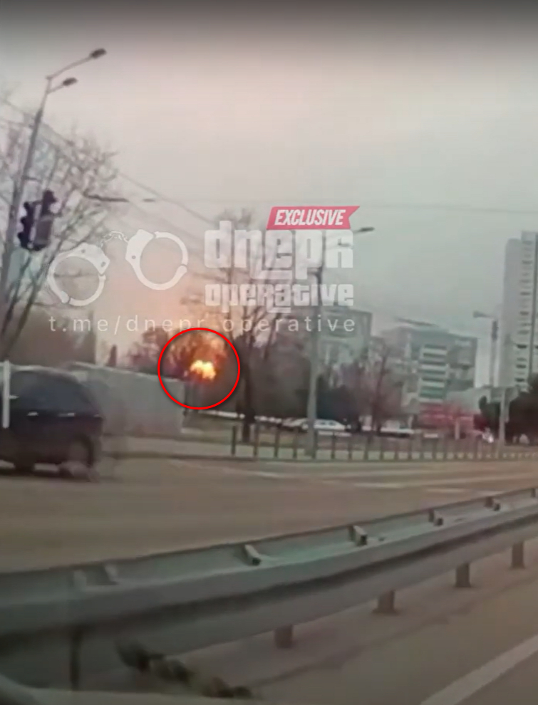 З'явилося відео прямого влучання російської ракети у багатоповерхівку в Дніпрі