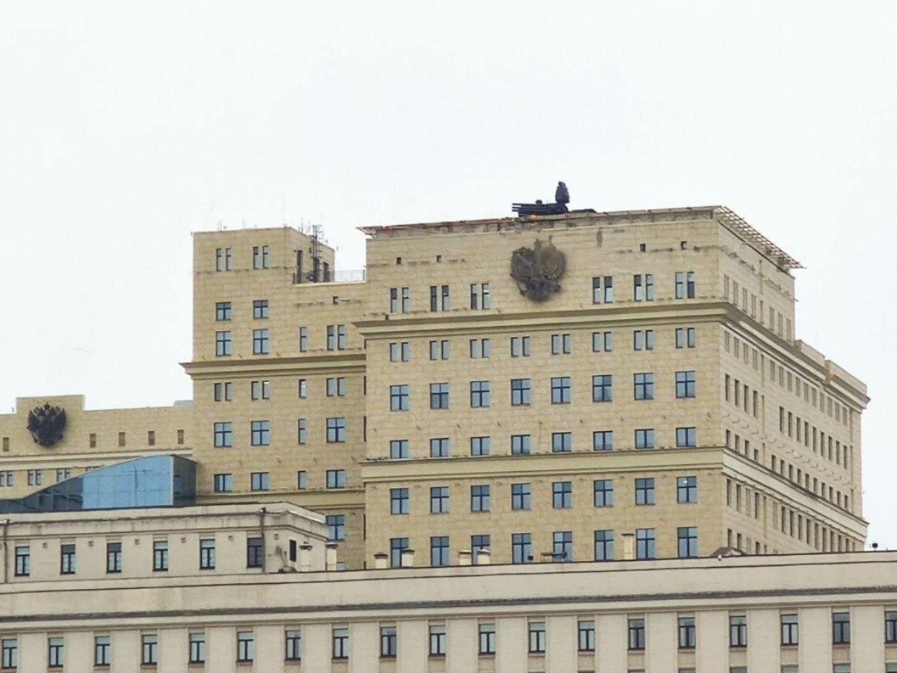 Фото – Telegram-каналы "Иван-дурак на печи едет" – Воздушные силы ВСУ о фото Панциря-С1 на крыше Минобороны РФ