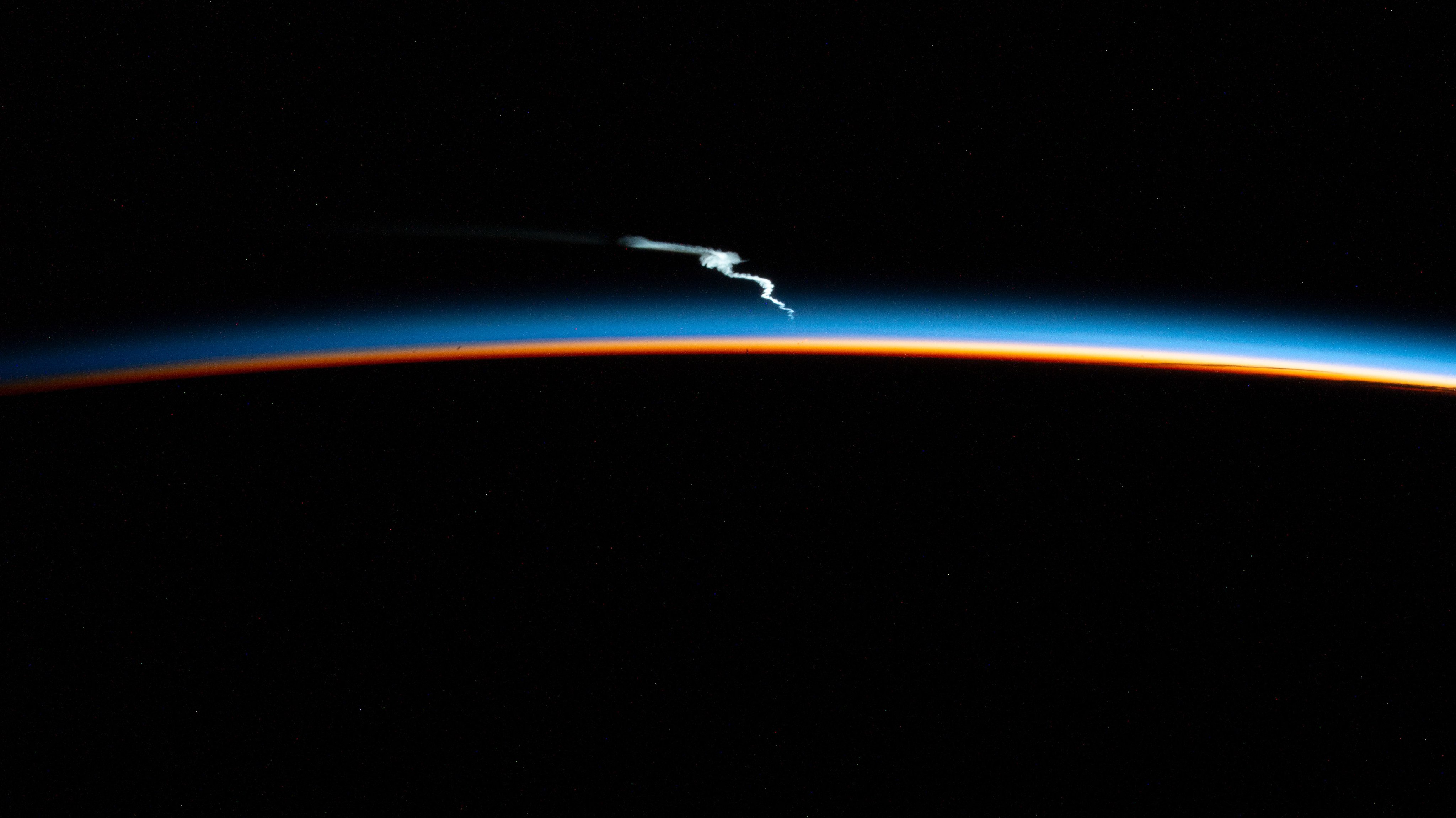В NASA показали, как выглядел запуск ракеты Falcon Heavy с орбиты – фото
