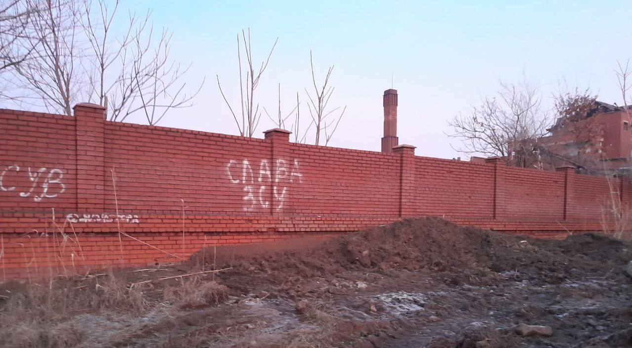 Фото: t.me/andriyshTime У Маріуполі на стіні казарми росіян з'явився напис "Слава ЗСУ" – фото