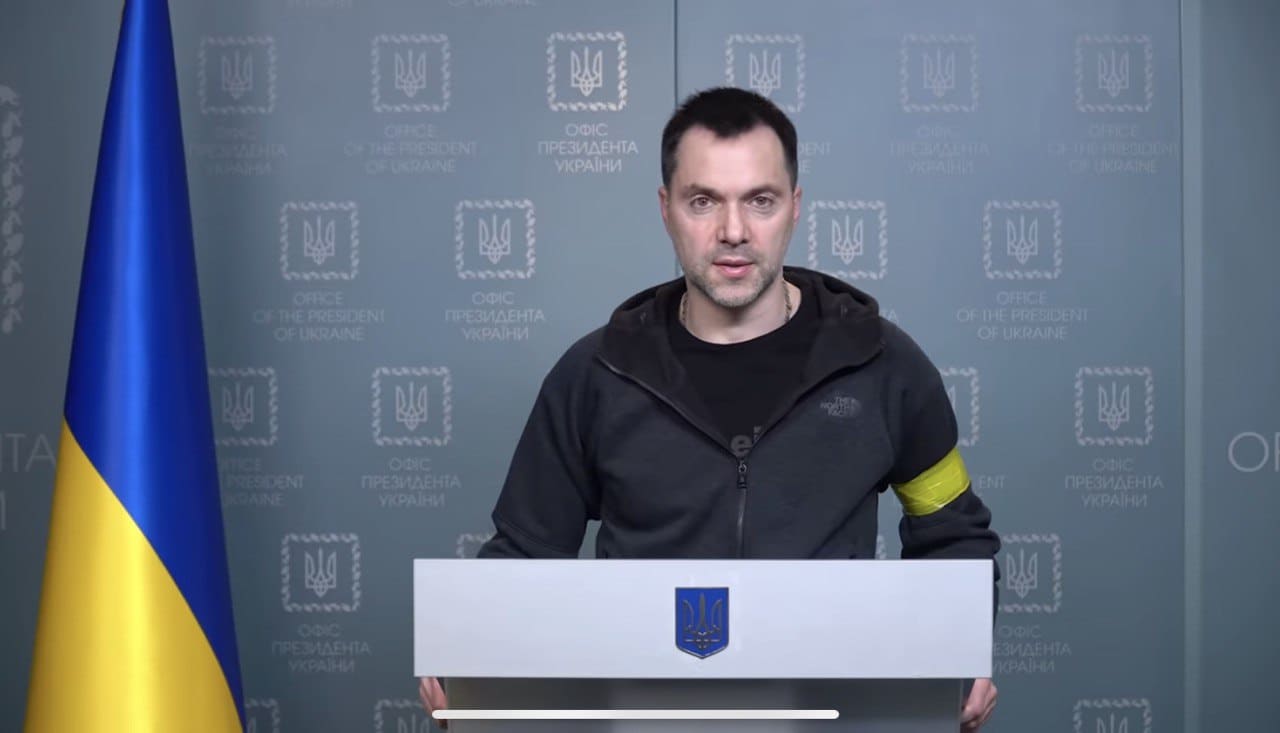 Арестович під час брифінгу в ОП 27 лютого 2022 року (фото – скріншот відео)