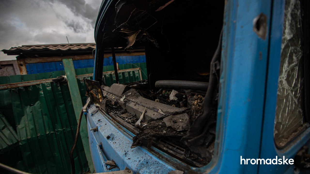 Фото: hromadske Наслідки падіння уламків ракети у Голосіївському районі Києва – фото