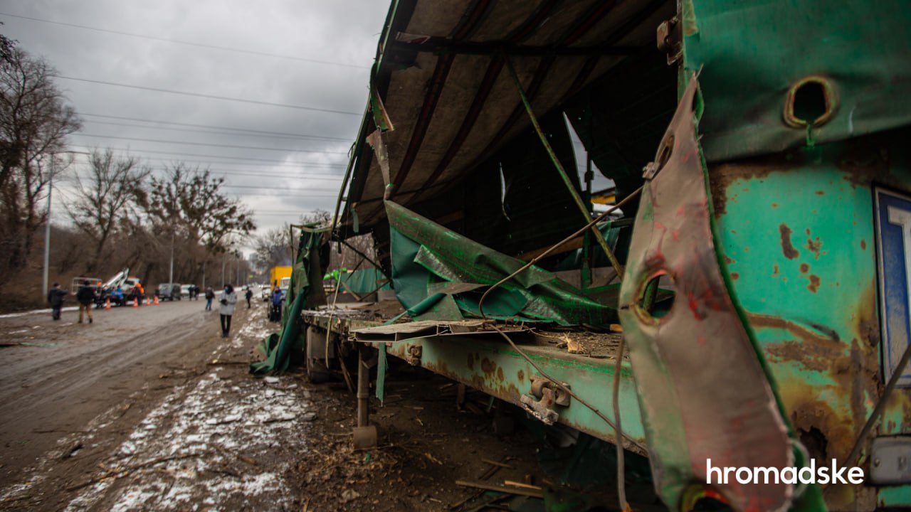 Наслідки падіння уламків ракети у Голосіївському районі Києва – фото