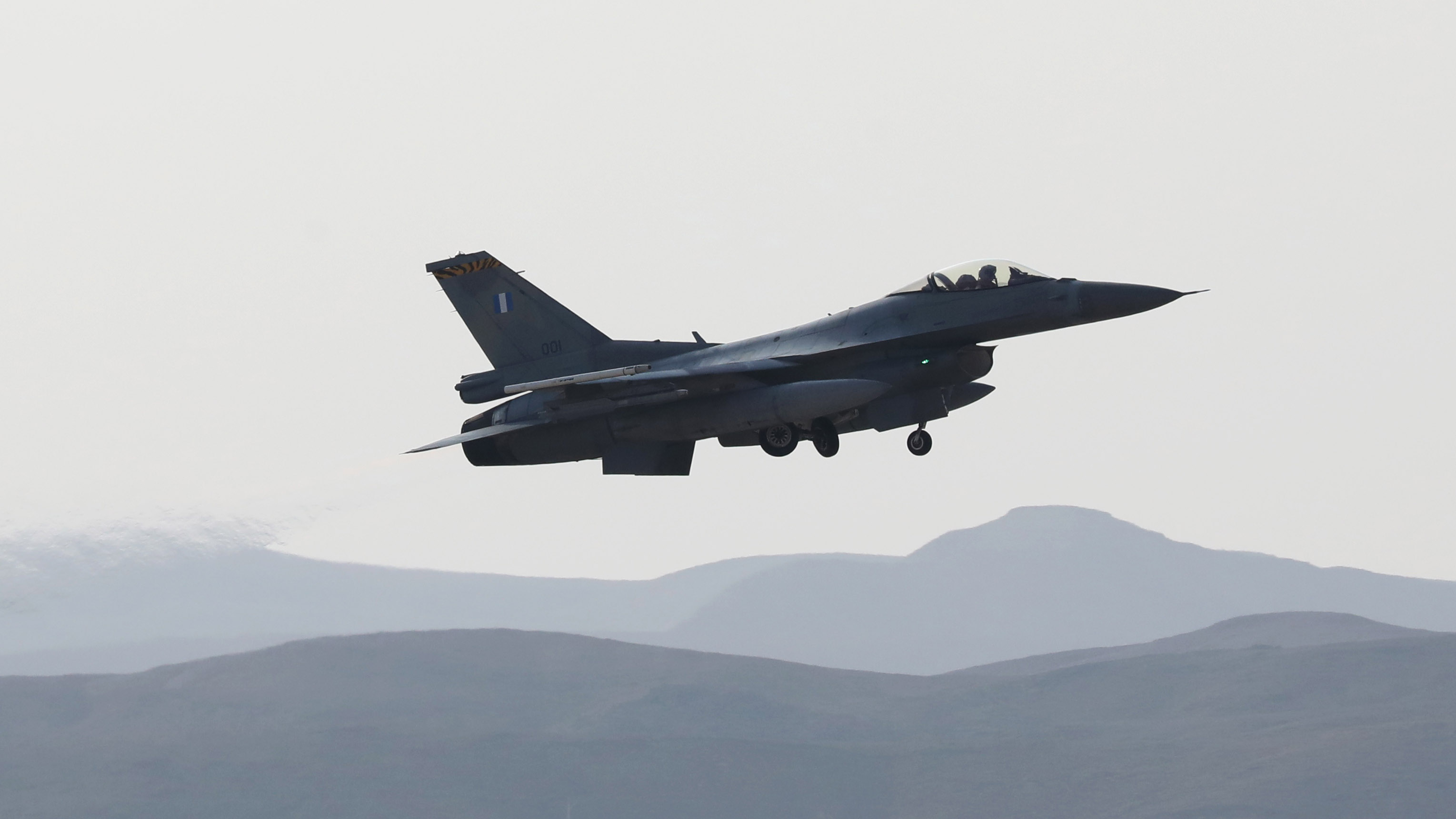 F-16 (Фото: EPA) Напередодні великої битви. Як Росія втрачає вогневу міць, а Україна нарощує