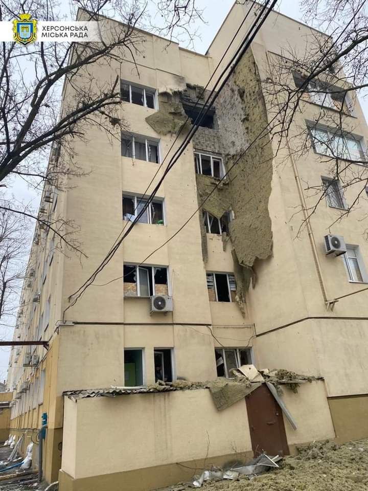 Фото – Херсонська міськрада Росіяни накривають Херсон артилерією: в ОВА говорять про багатьох поранених і загиблих