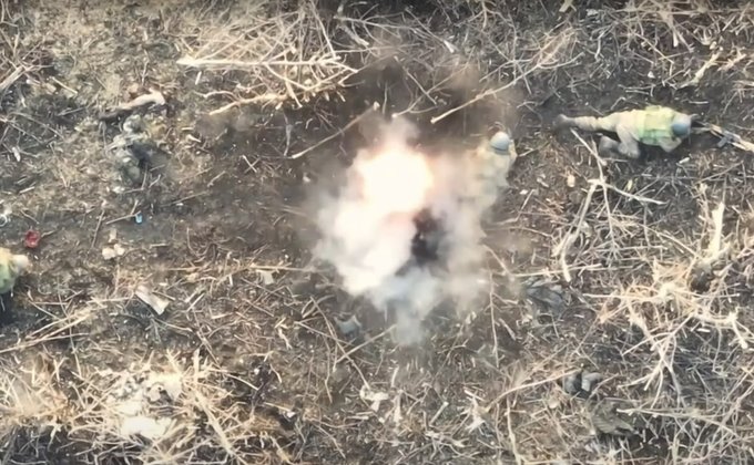 Снайпер російських окупантів заліг на позиції неподалік ЗСУ, але його помітила аеророзвідка – відео