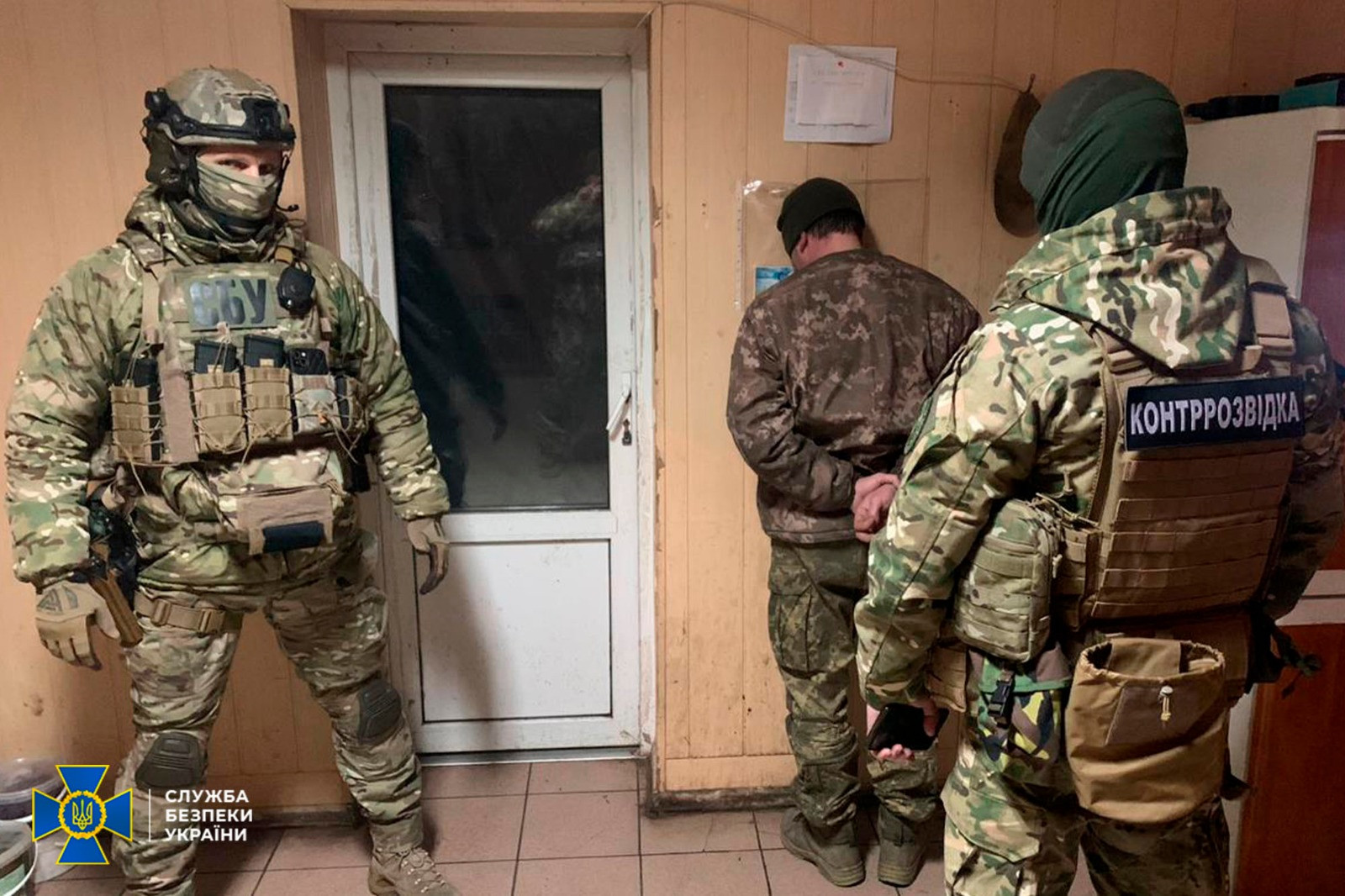 Фото: СБУ СБУ заявила про викриття "агента ФСБ", який проник у ЗСУ — відео затримання
