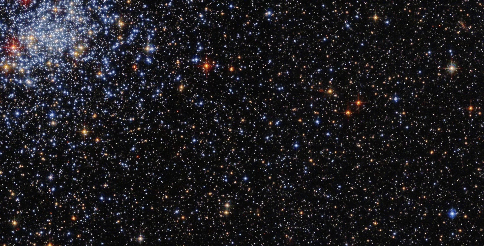 Телескоп "Хаббл" показал скопление голубых звезд в соседней галактике – фото