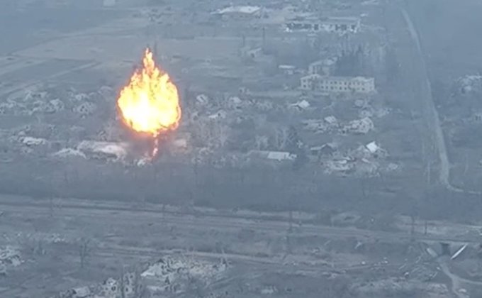 Артилерія ЗСУ підірвала командний пункт росіян: будинок просто зник у вибуху – відео