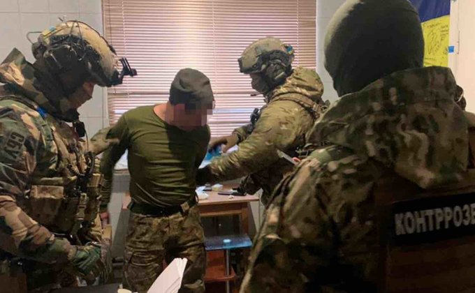СБУ заявила про викриття "агента ФСБ", який проник у ЗСУ — відео затримання