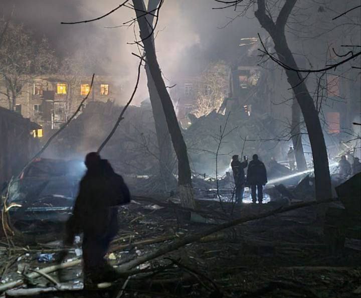 Росіяни зруйнували ракетою чотириповерхівку у Краматорську, є жертви – фото, відео